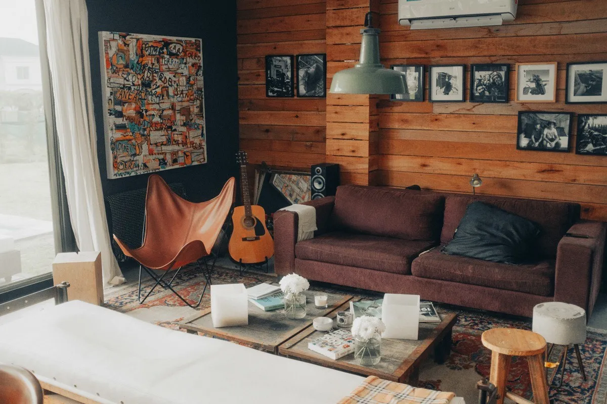 Sıcak tonlarda modern oturma odası ve kahverengi koltuk takımı — buharlı koltuk yıkama öncesi salon görünümü