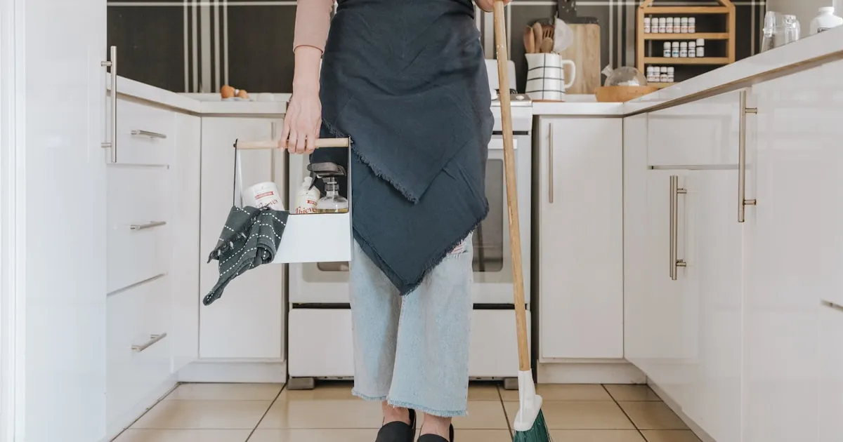 Mutfakta süpürge ile ev temizliği yapan kadın - gerçekçi ev temizliği görüntüsü